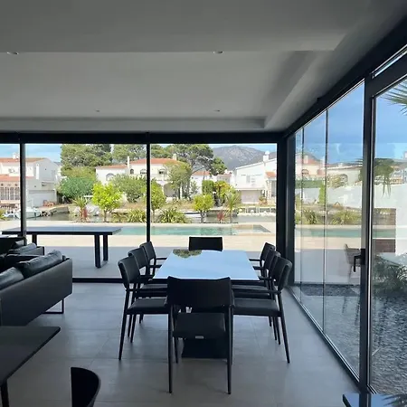 Villa Elegant In + Pool Roses