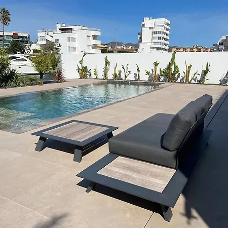 Elegant In + Pool Roses